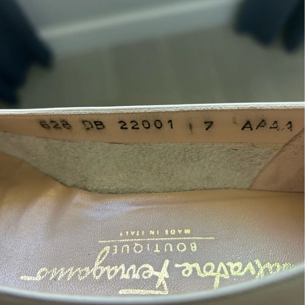 Stunning 🎀Ferragamo Vintage Cream Leather Bow Flats